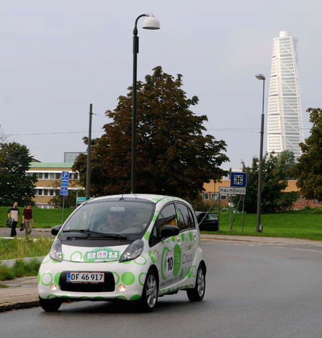 Det tyveårige rallytalent Simon Larsen satte sig sammen med sin rutinerede navigatør Jørgen Kristensen ind i en Citroën C-Zero elbil lånt af ChoosEV og blev nr. 2 blandt elbilerne. Her ses de i Malmö med Turning Torso i baggrunden.
(Foto: Jokum Tord Larsen)